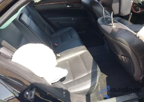 2010 Mercedes-Benz S 550 z USA, uszkodzony, nr VIN WDDNG7BB7AA349375